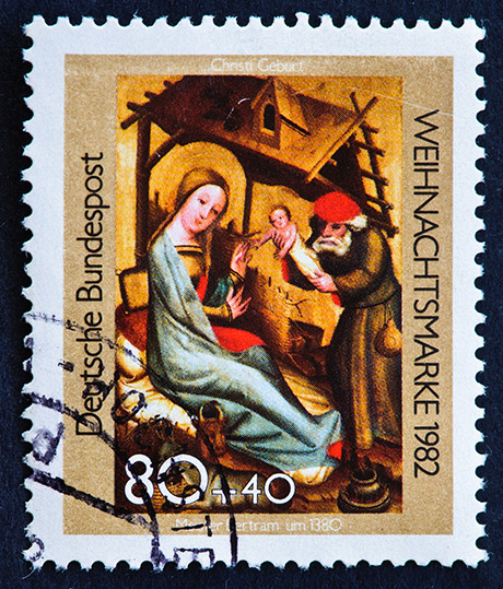Weihnachtspost mit Briefmarken frankieren